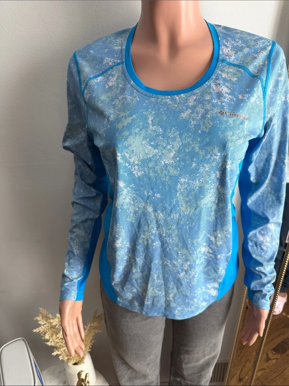 Columbia Women’s Light Blue Patterned Long-Sleeve Performance Top - Picture 2 of 4